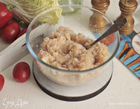 Хорошо перемешиваем фарш.