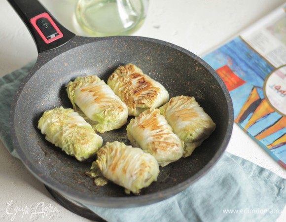 Обжариваем голубцы с двух сторон до румяности.