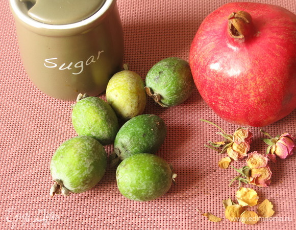 Подготовим продукты: фейхоа, гранаты, сахар и розу.