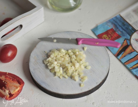 Приготовим подливу. Нарежем мелко лук.