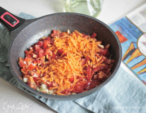 Все овощи нам нужно спассеровать. Делаем это в той сковороде, где обжаривали голубцы. Добавляем растительное масло. Пассеруем до мягкости.