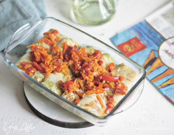 Готовые овощи укладываем на голубцы.