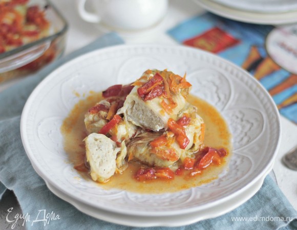 Наши голубцы готовы. Подаем со сметаной. Приятного аппетита!