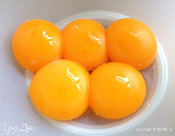 Отделить желтки от белков.