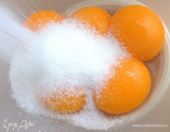 Соединить их с сахаром (в оригинале сахара 160 г).