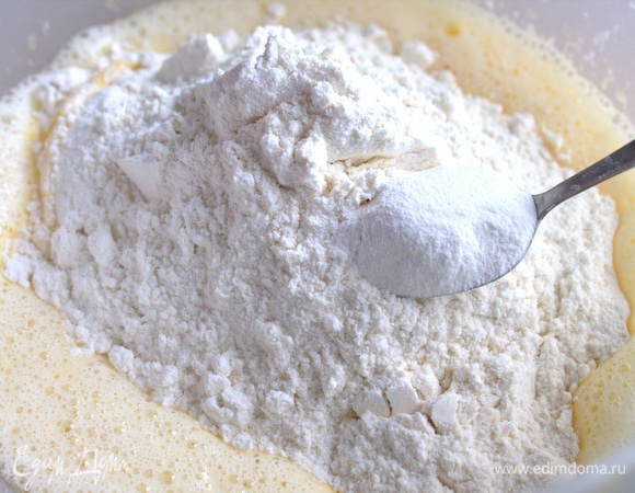 Разрыхлитель вмешать в муку и соединить с яичной массой.
