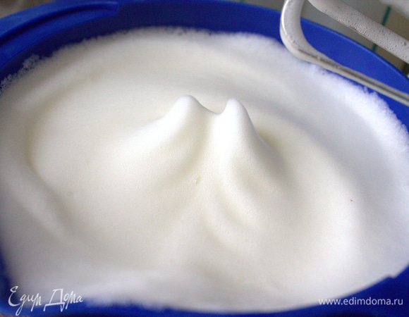 Отдельно взбить белки с солью до пиков. Как хорошо в данном случае иметь два миксера!