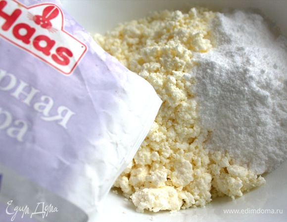 Для начинки смешать творог с сахарной пудрой от Haas.
