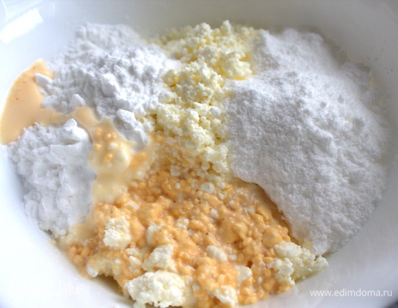 Добавить желток (я заменила яичным порошком — 1 ст. л. + ложка молока) и сухой пудинг. У меня крахмал и ваниль вместо пудинга.