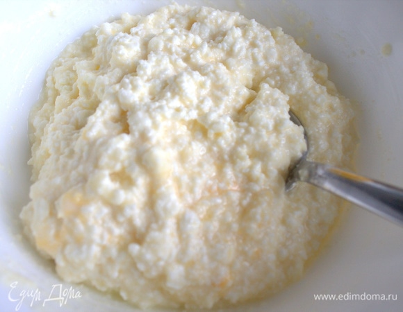 Смешать творожную начинку.