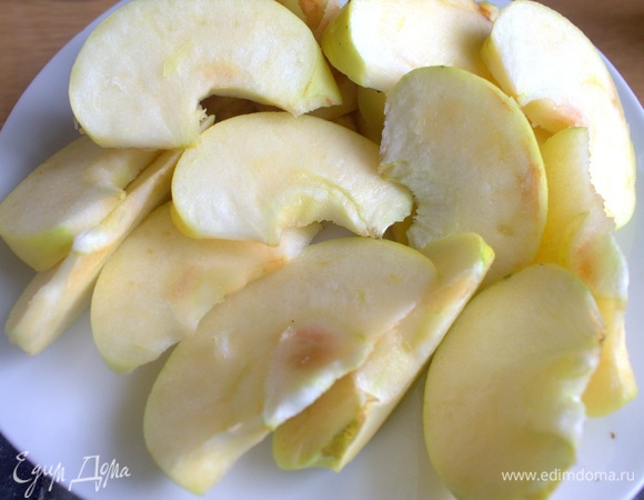 Яблоки или сливы (можно и другие фрукты) нарезать дольками.