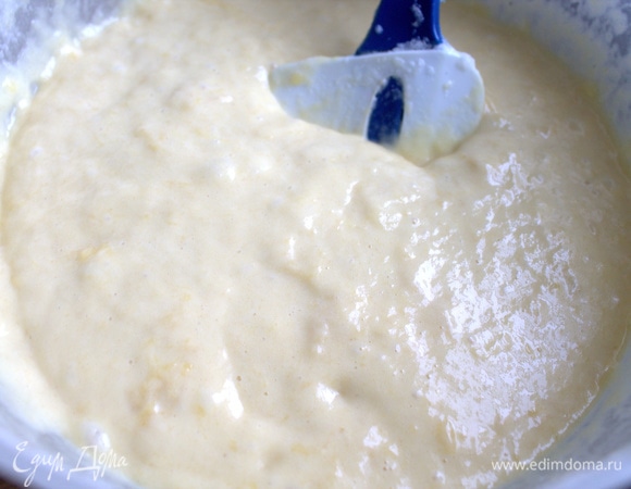 Тесто вылить на противень, перед этим постелив бумагу для выпечки.