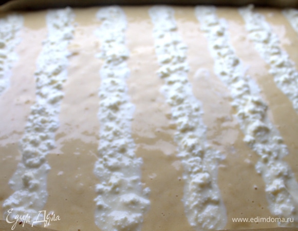Чайной ложкой распределить творожные дорожки.