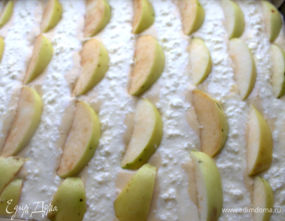 Между ними воткнуть яблочные дольки.