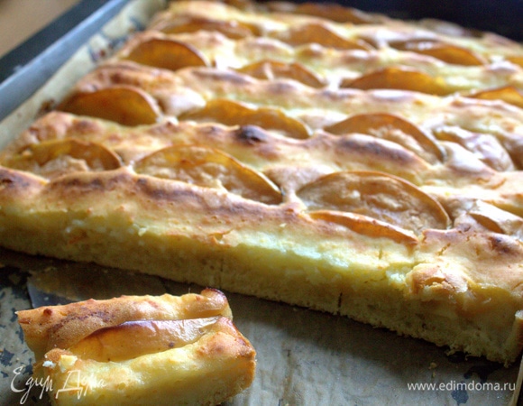 Нарезаем пирог остывшим, чтобы не помять его.