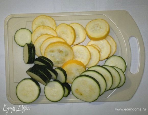 Цукини вымыть, обсушить, нарезать тонкими кружками.
