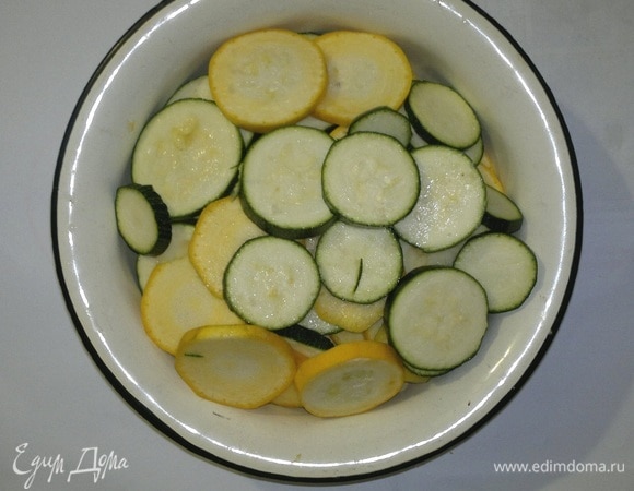Цукини сложить в миску слоями, немного посолить каждый слой. Дать постоять полчаса.