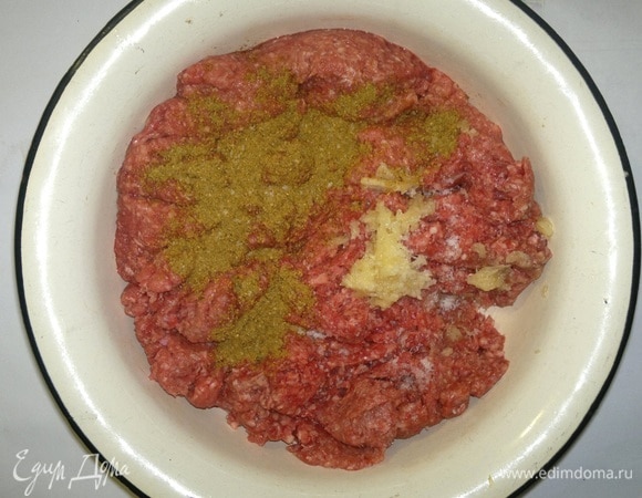 В фарш добавить любимые приправы, пропущенный через пресс чеснок, соль и перец, перемешать.