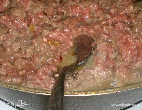 Выложить к луку фарш и обжаривать 5–6 минут до изменения цвета фарша и частичного выпаривания жидкости.
