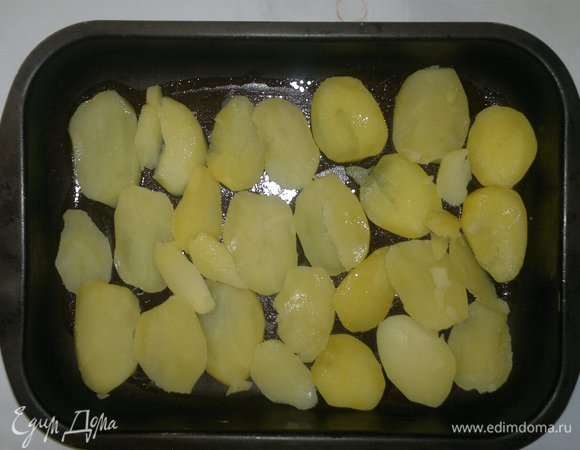 Картофель нарезать ломтиками и выложить в смазанную растительным маслом форму.