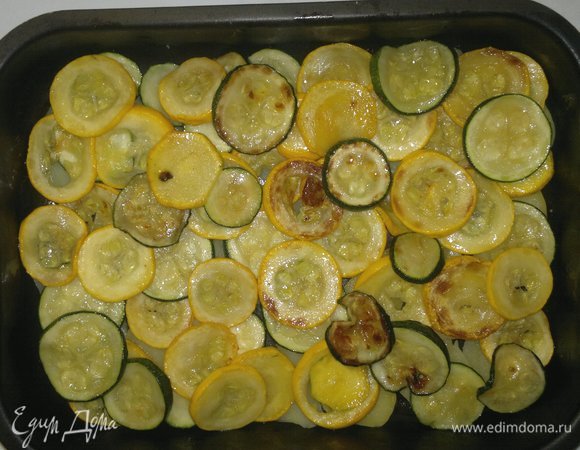 Обжаренные цукини выложить в форму на картофель.