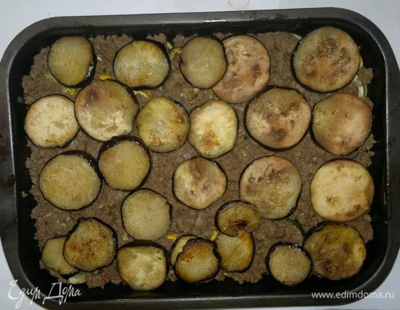 Выложить кружки баклажанов на фарш.