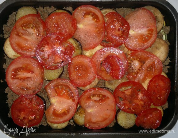 Помидоры выложить в форму поверх баклажанов. Немного посолить и поперчить.