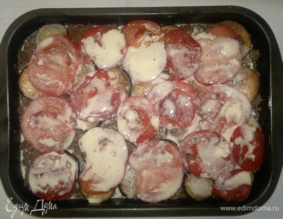 Вылить заливку в форму. Поставить форму в духовку, разогретую до 180°C, на 30–35 минут.