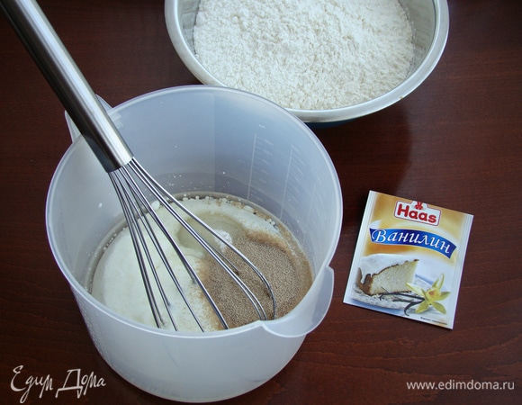 В миске смешать кефир и растительное масло, слегка подогреть получившуюся массу. Всыпать дрожжи Haas, сахар и 2 ст. л. муки, перемешать и поставить тесто в теплое место.