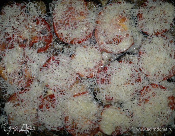 Достать форму из духовки, посыпать запеканку сыром и поставить в духовку еще на 5 минут для расплавления сыра.