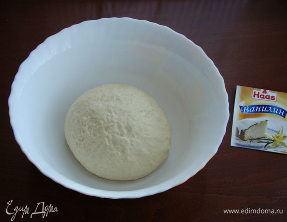 Миску смазать растительным маслом, тесто подкатать в шар и поместить в емкость. Накрыть салфеткой и поставить в теплое место примерно на час.