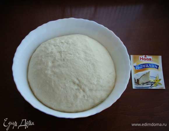 Подошедшее тесто обмять и разделить на равные части.