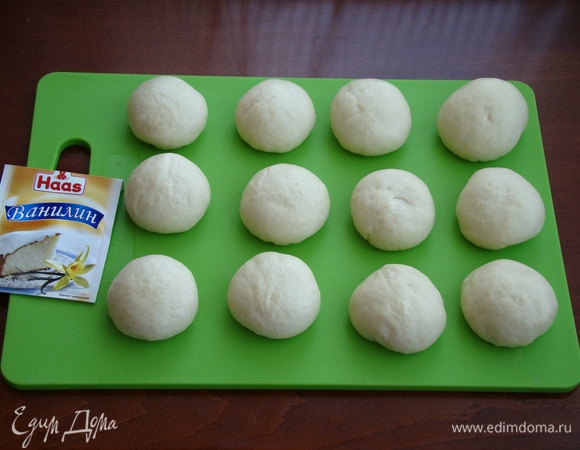 Каждую часть подкатать в шар и дать отдохнуть. Тем временем сливы нарезать на небольшие ломтики. Смешать сахар и кукурузный крахмал.