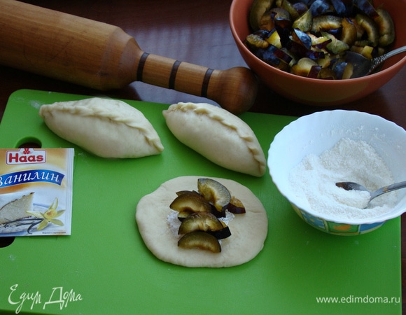 Тесто раскатать не очень тонко, в середину положить сливовую начинку и посыпать кукурузно–сахарной смесью. Защипнуть и уложить на противень.