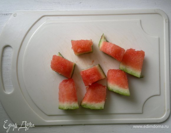 Арбуз нарезать небольшими кусочками вместе с кожурой. Если середина арбуза перезрела, то удалите ее.