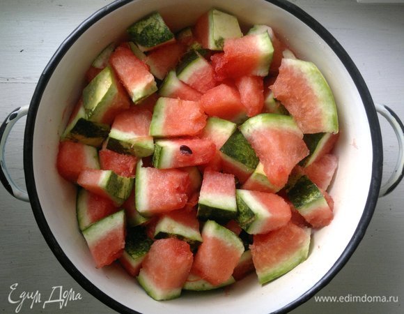 Кусочки арбуза выложить в подходящую по размеру кастрюлю.