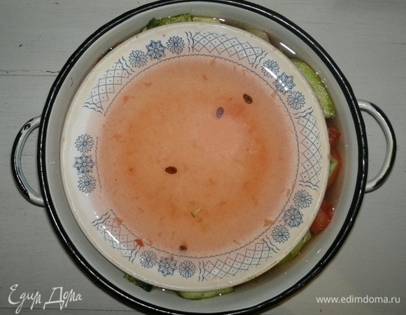 Сверху положить какой-нибудь груз. Я приспособила тарелку, которую утапливаю в рассоле. Рассол наливается в тарелку и служит грузом. Накрыть кастрюлю крышкой и поставить в тепло на 1 день, затем вынести в холодное место. Время просаливания арбузов будет зависеть от температуры помещения, от величины кусочков. Маленькие кусочки быстрее просолятся в тепле.