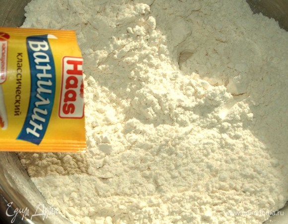 В оставшуюся муку добавить сахарную пудру Haas, соль, ванилин Haas и хорошо перемешать.