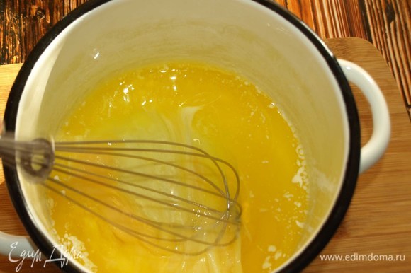 Сливочное масло растопить. Добавить куриное яйцо и взбить до однородной массы. Масло не должно быть горячим.
