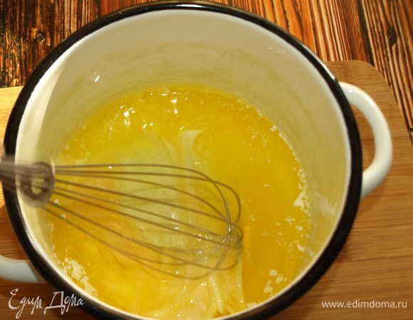 Сливочное масло растопить. Добавить куриное яйцо и взбить до однородной массы. Масло не должно быть горячим.