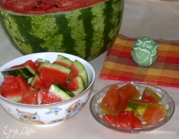 У готовых соленых арбузов должна просолиться корочка и стать прозрачной. На фото в блюдце соленые арбузы (то, что осталось от засола первой партии). А в миске еще не просоленные арбузы, они стоят только одни сутки. Видно различие в цвете.