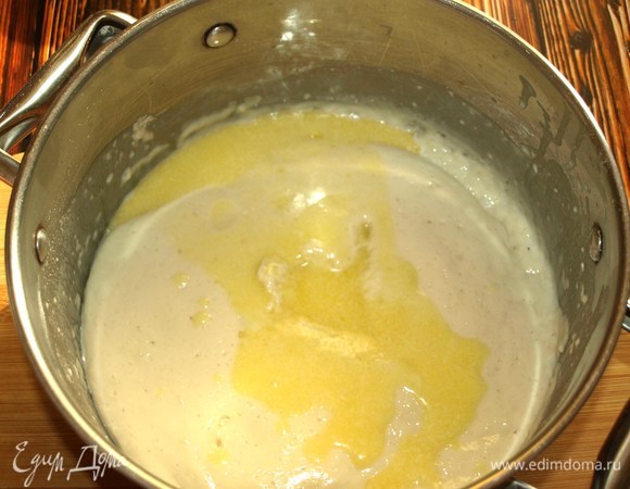 Соединяемым масляно-яичную смесь с опарой.