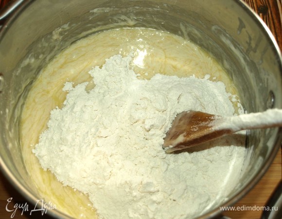 Постепенно частями вводим муку и замешиваем мягкое тесто. Муки может понадобиться больше или меньше.