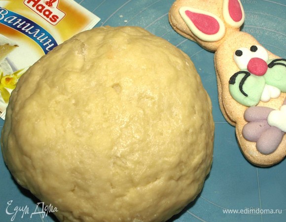 Тесто кладем в чистую сухую миску. Закрываем полотенцем и отправляем на 1 час в теплое место.