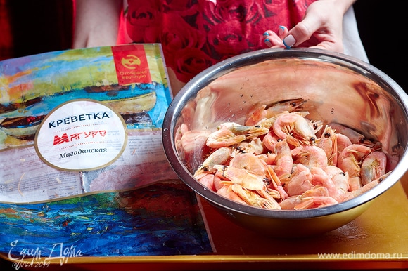Паэлья — простое и вкусное блюдо испанской кухни. Прелесть его главным образом в том, что положить в него можно абсолютно все! Наша любимая — с морепродуктами. Тем более у ТМ «Магуро» шикарные креветки!