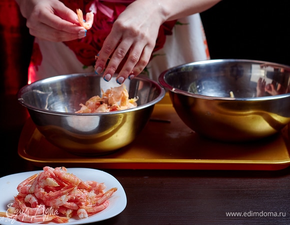 Креветки разморозить по инструкции, очистить, обязательно удалить кишечную вену. Хвостики можно оставить, смотрится симпатично.