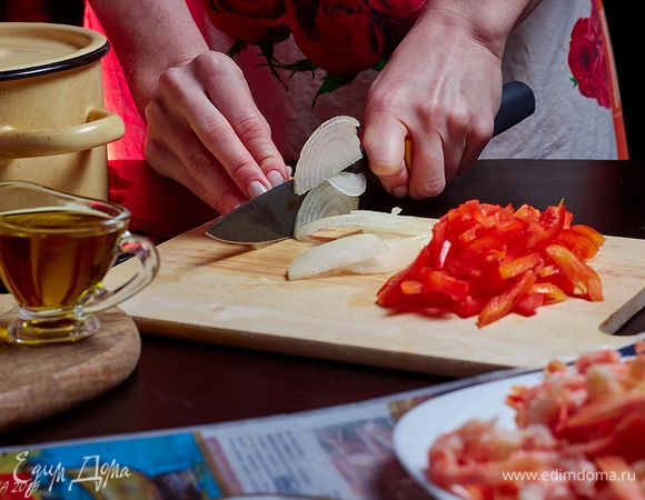 Лук — полукольцами или перьями.