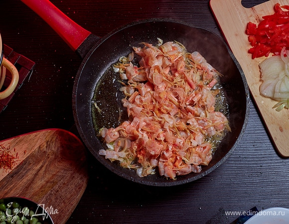 Оливковое масло раскалите на сковороде. Высыпьте в него панцири креветок и минуту обжарьте. Осторожно, брызгается! Так мы проводим горячую ароматизацию. Панцири потом откиньте на сито. Получится «креветочный экстракт».