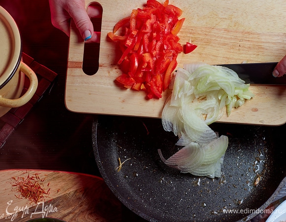 На сковороду выложите лук и перец, добавьте «креветочный экстракт».