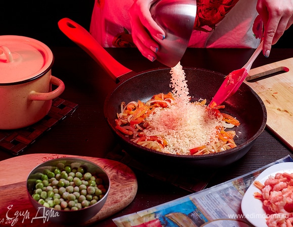 В пассерованные овощи кладем рис и минуту обжариваем его на горячей сковороде. Добавьте щепотку шафрана.